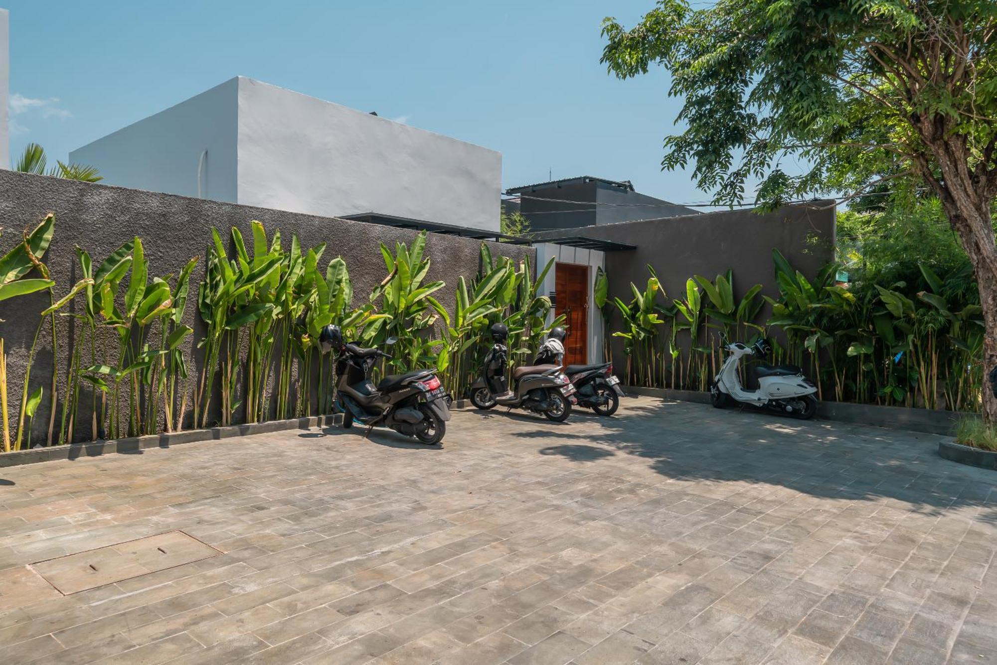 Selikur 1 - Spacious 3br In Seminyak! Perfect Location!